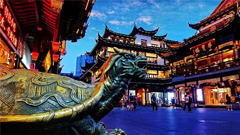 4-Hour Shanghai Best Garden and Temple Tour with Tea Tasting - Old Town Bazaar, lucky bridge, and Qing Dynasty details
