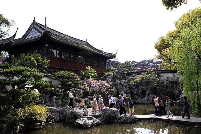 4-Hour Shanghai Best Garden and Temple Tour with Tea Tasting - Yu Garden’s rockeries, ponds, and dragon wall