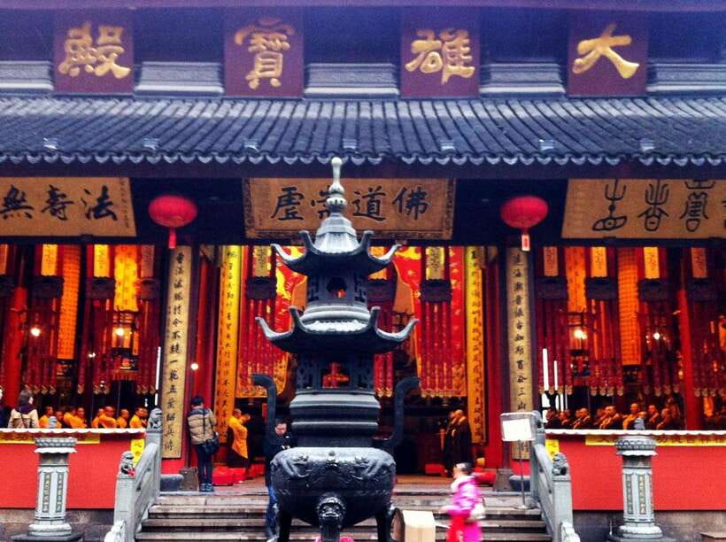 4-Hour Shanghai Best Garden and Temple Tour with Tea Tasting - Guides, transport, and the value of a private group