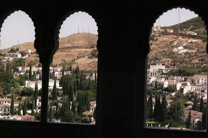 Alhambra &Charles Palace Guided Tour with Optional Nasrid Palaces - Guides, headsets, and group size