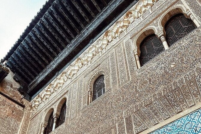 Alhambra Experience – Explore Nasrid Palaces & Generalife Gardens - Stop one: finding your way through the Alhambra complex