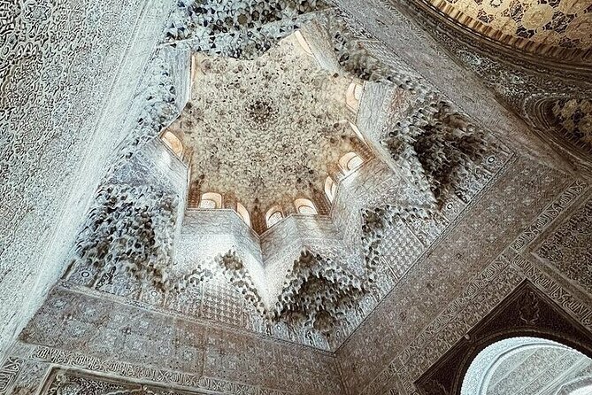 Alhambra Experience – Explore Nasrid Palaces & Generalife Gardens - Stop two: the Nasrid Palaces and the strict clock