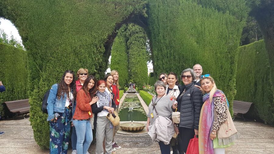 Alhambra: Generalife Gardens & Alcazaba Fast-Track Tour - Timing, comfort, and meeting-point advice