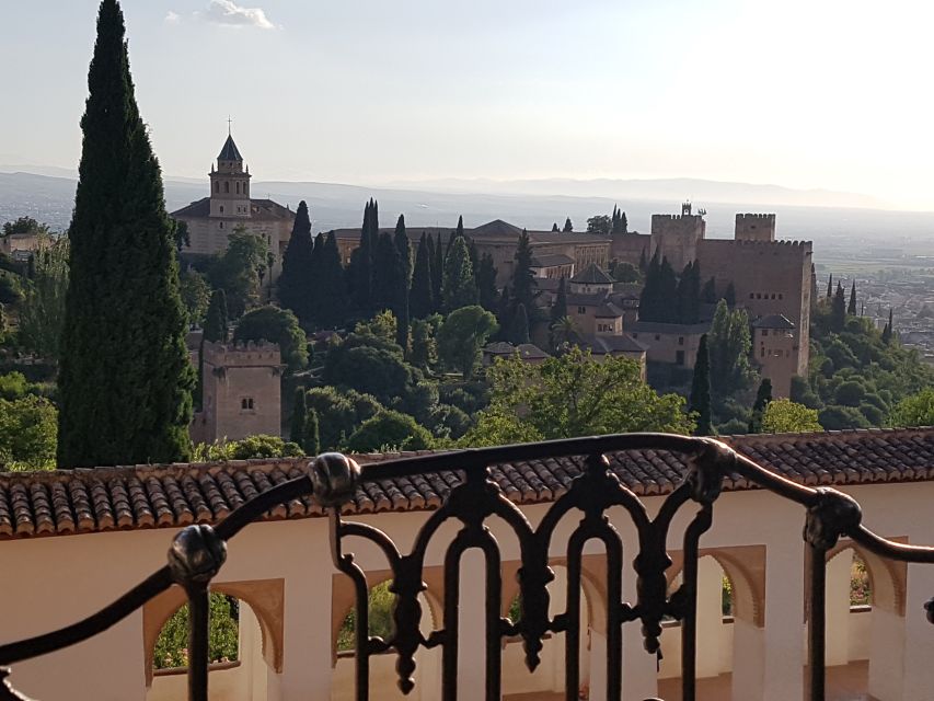Alhambra: Generalife Gardens & Alcazaba Fast-Track Tour - Generalife gardens and the summer palace