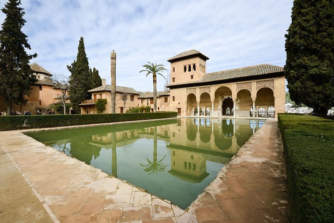 Alhambra Guided Tour with Generalife Gardens - Key points before you book