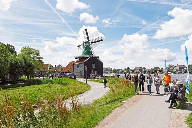 Amsterdam: Keukenhof and Zaanse Schans Windmills Guided Day Trip - Clogs and cheese at the two short demonstrations