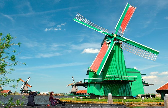 Amsterdam: Keukenhof and Zaanse Schans Windmills Guided Day Trip - Who should book this experience?
