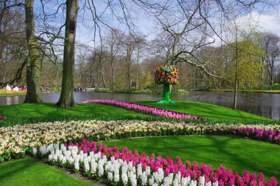 Amsterdam: Keukenhof Gardens Guided Tour Spanish and English - What the guide adds, and where the tour can stumble