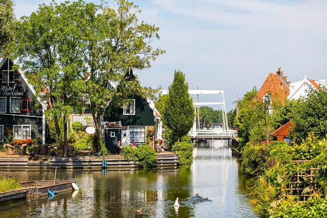 Amsterdam: Keukenhof, Zaanse Schans & Volendam Tour - Cheese making and the commercial side of the morning