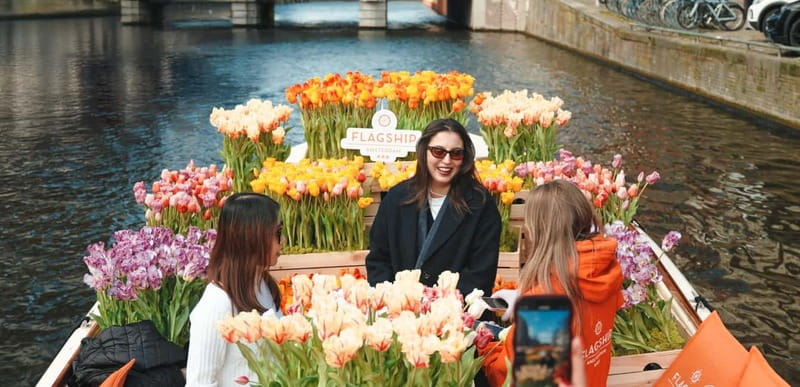 Amsterdam: Premium Tulip Boat Canal Tour - The first minutes on the water