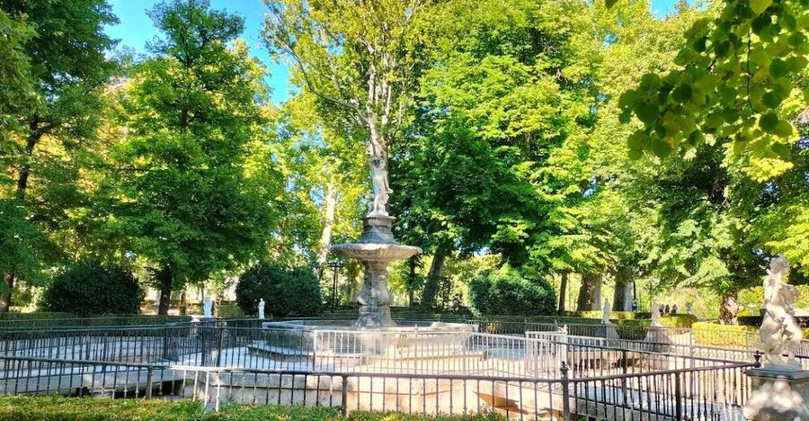 Aranjuez: City and Gardens Guided Walking Tour - Royal buildings and the Casa de los Infantes