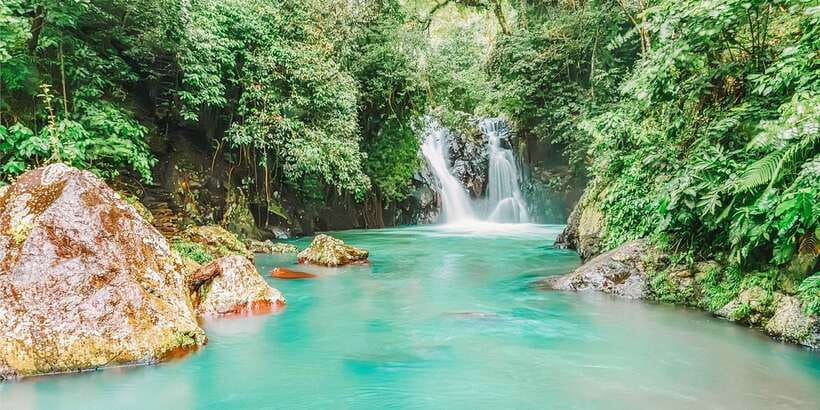 Bali: Secret Garden, Ulun Danu Temple and Waterfall Tour - Ulun Danu Beratan, Bali’s lake temple