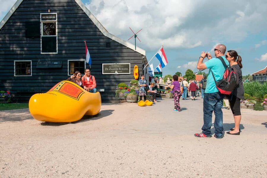 Brussels: Holland Keukenhof & Kinderdijk Guided Day Tour - Seeing Kinderdijk from the canal