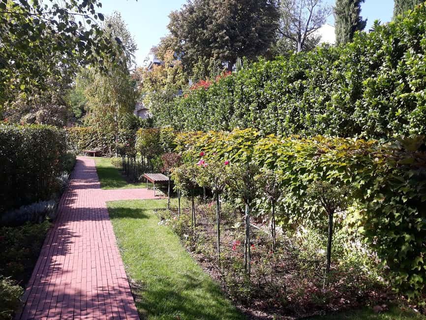 Budapest: Best Gardens Walking Tour & Folk Music Performance - A green route through a less familiar Budapest