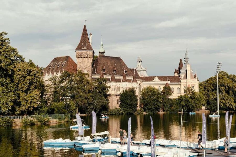 Budapest: Best Gardens Walking Tour & Folk Music Performance - Moving across Budapest by public transport