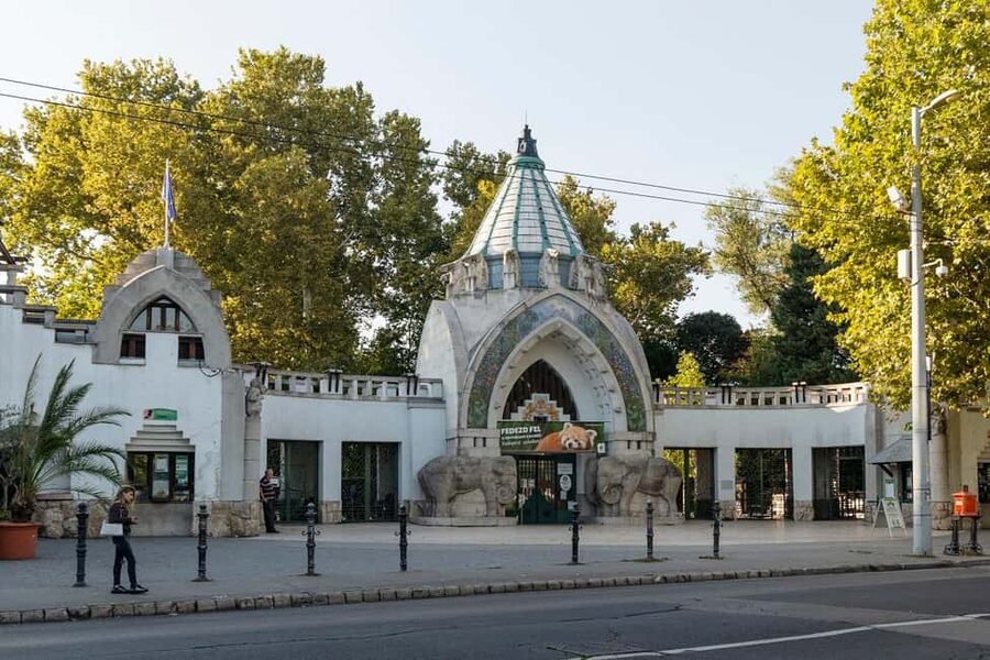 Budapest: Best Gardens Walking Tour & Folk Music Performance - Heroes’ Square and City Park