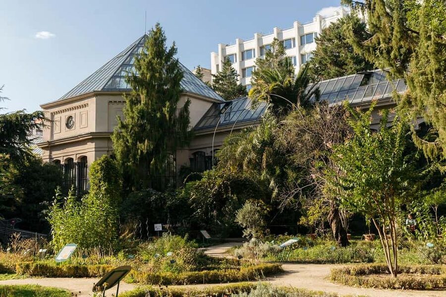 Budapest: Best Gardens Walking Tour & Folk Music Performance - Two rose gardens and the botanical finish