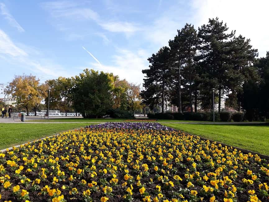 Budapest: Best Gardens Walking Tour & Folk Music Performance - Margaret Island: trees, flowers, and the music fountain