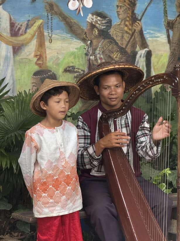 Cebu: City Highlights with Sirao Flower Garden Visit - The old city: Magellan’s Cross and Santo Niño
