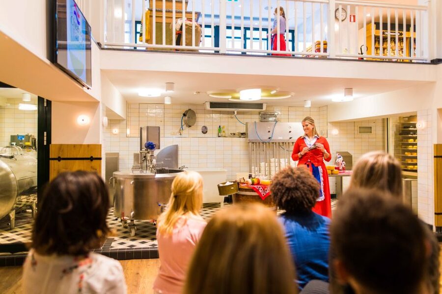 From Amsterdam: Keukenhof and Dutch Countryside Tour - Guides, languages, and the group experience