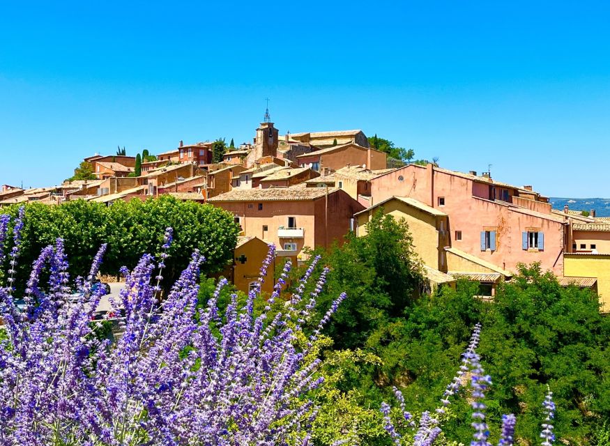 From Avignon: Lavender fields and villages in the Luberon - Roussillon and the color of ochre