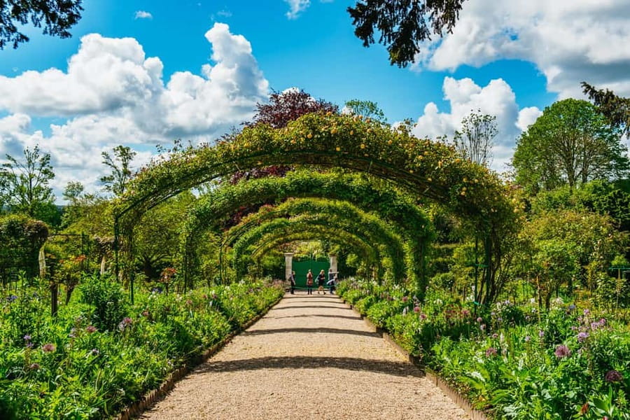 From Paris: Giverny, Monet’s Home & Gardens Half-Day Trip - The stop at Monet’s family tomb