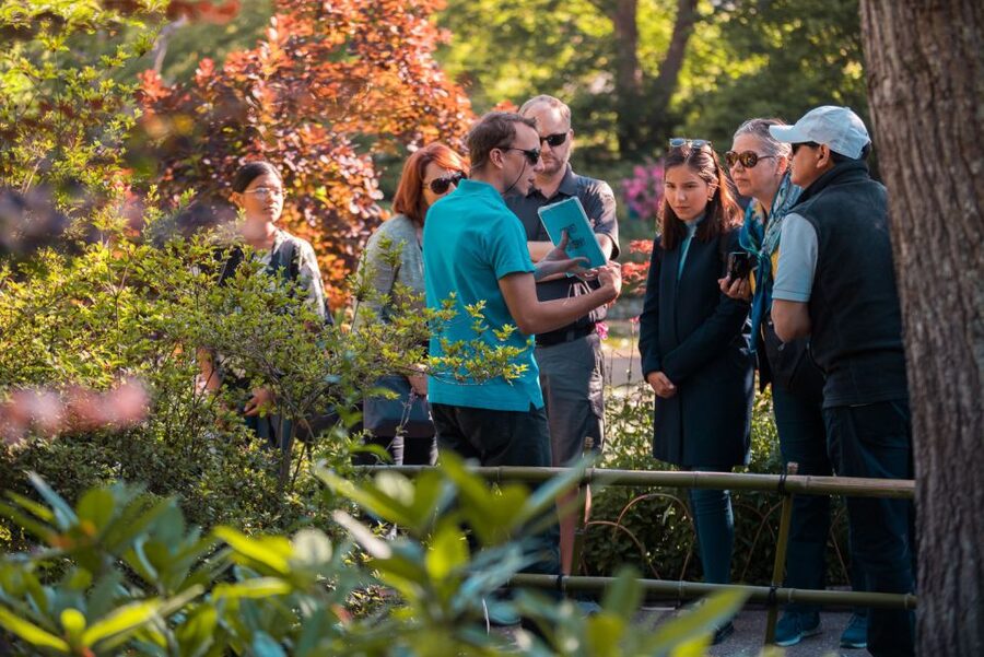 From Paris: Guided Day Trip to Monet's Garden in Giverny - What the guide adds to the visit