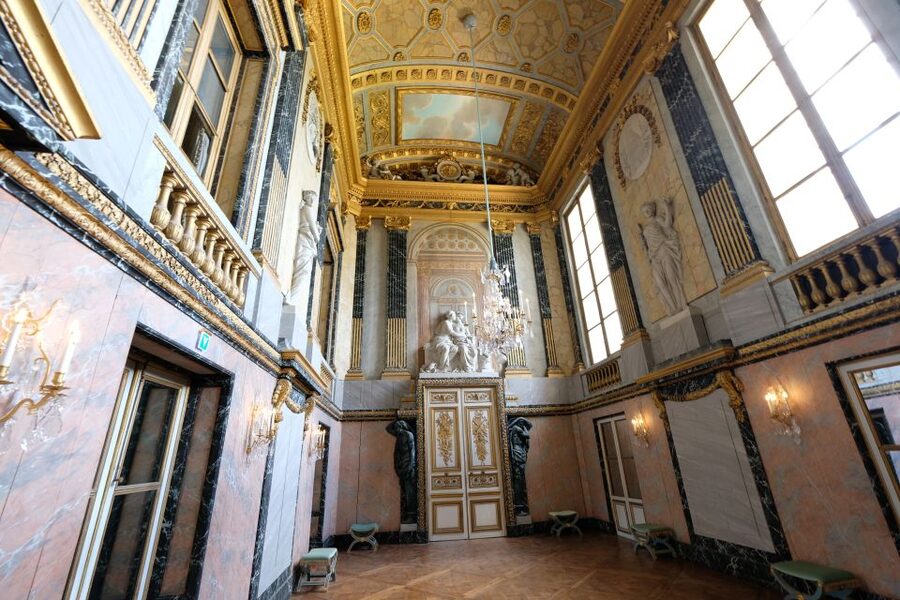 From Paris: Versailles Palace and Gardens Guided Day Trip - Who should book this Versailles tour?