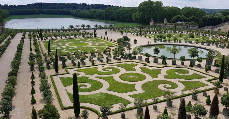 From Paris: Versailles Palace and Gardens Guided Experience - Who should book this experience?