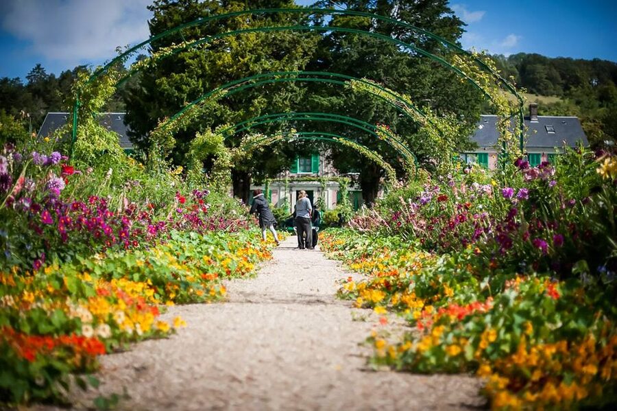 Giverny: Monet's House and Gardens Guided Tour - The water garden and Japanese bridge