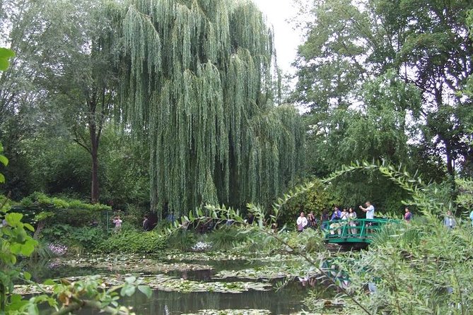 Giverny Small-Group Minivan with Hotel Pickup or Meeting Point - Pickup details that can make or break the morning