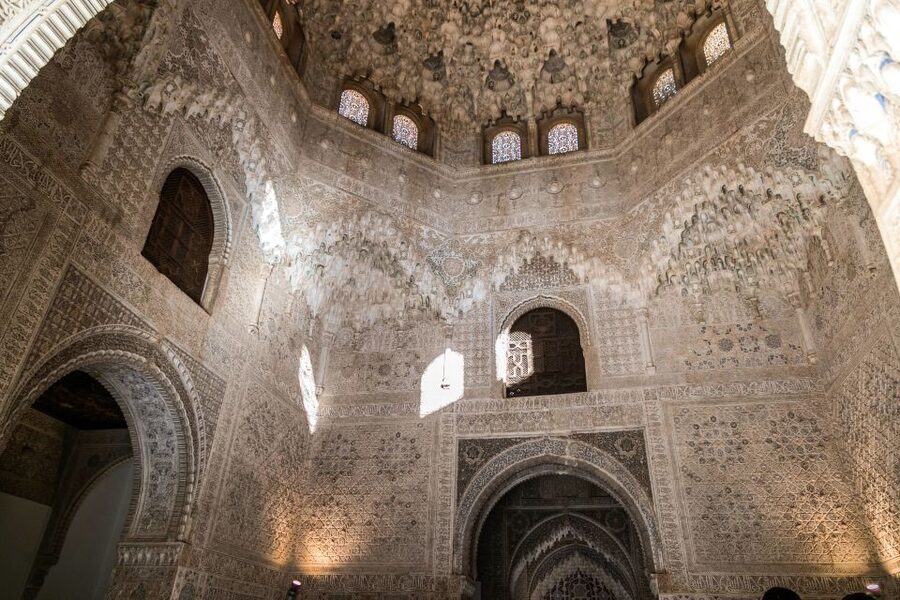 Granada: 3-Hour Alhambra and Generalife Gardens Guided Tour - Three hours is enough, but the tour is active