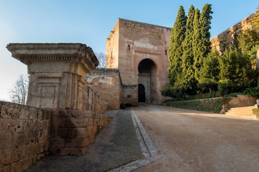 Granada Alhambra and Generalife Gardens Experience Tour - Why the Guide Matters
