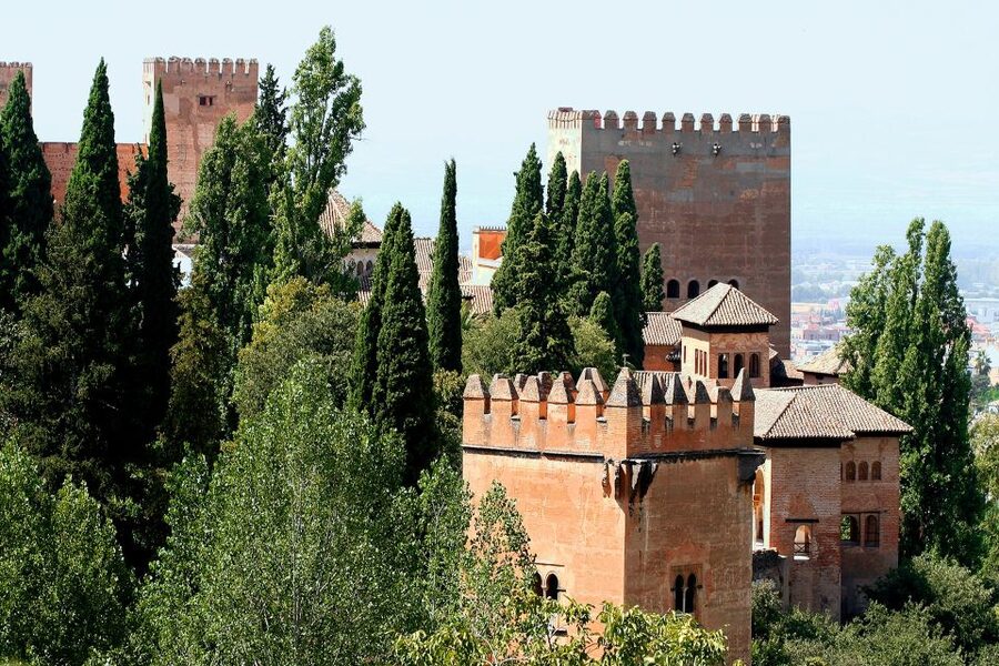 Granada: Alhambra and Generalife Gardens Guided Tour - The important limitation: no Nasrid Palaces