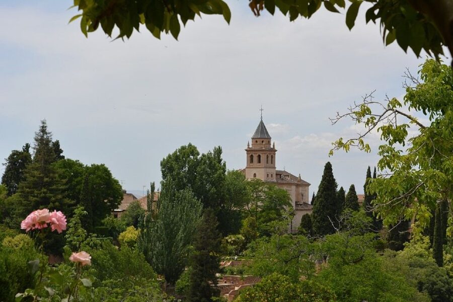 Granada: Alhambra Gardens, Generalife & Alcazaba Guided Tour - Languages, guide style, and group comfort