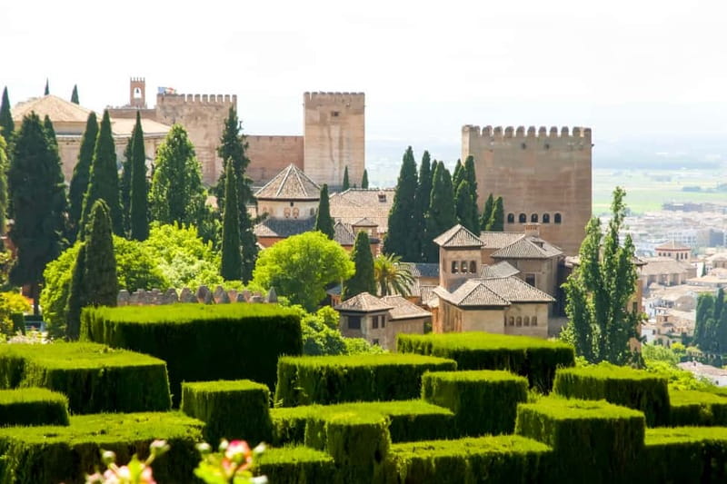 Granada: Alhambra & Gardens Tour w/Nasrid Palaces Option - Language, group size, and listening conditions