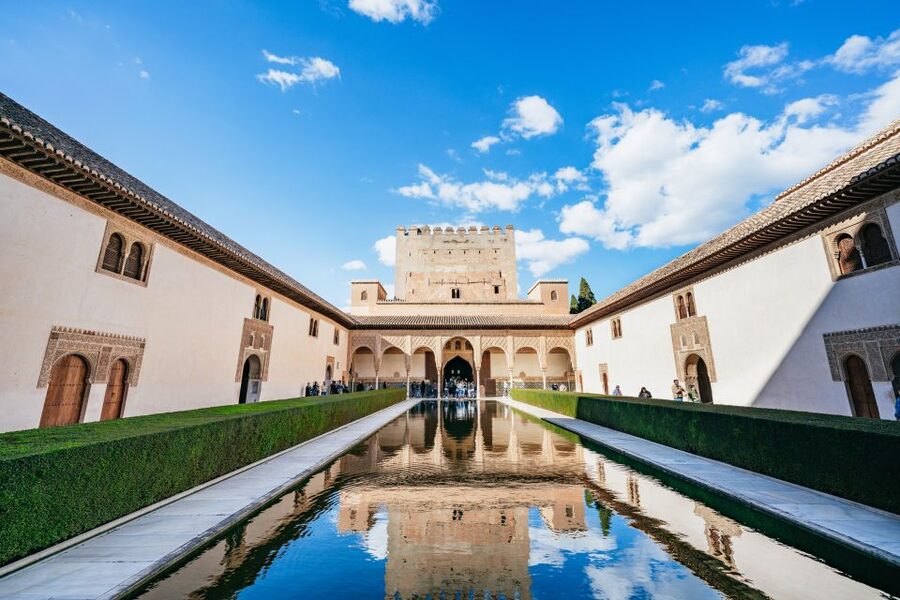 Granada: Alhambra Guided Tour with Nasrid Palaces & Gardens - Why a guide helps at the Alhambra