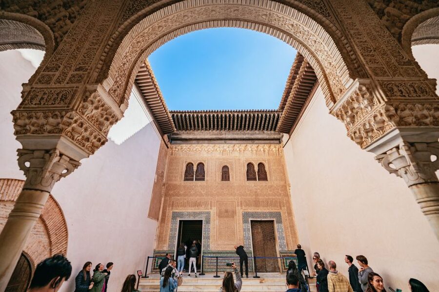 Granada: Alhambra Guided Tour with Nasrid Palaces & Gardens - Finishing in the Generalife Gardens