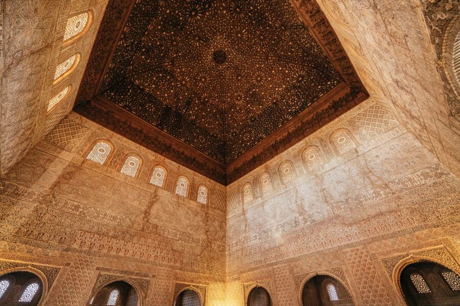 Granada: Alhambra Guided Tour with Nasrid Palaces & Gardens - Meeting the guide at a busy monument