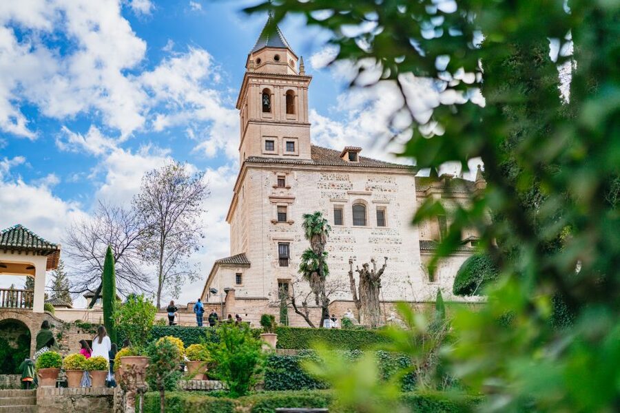 Granada: Alhambra Guided Tour with Nasrid Palaces & Gardens - Who will get the most from this visit?