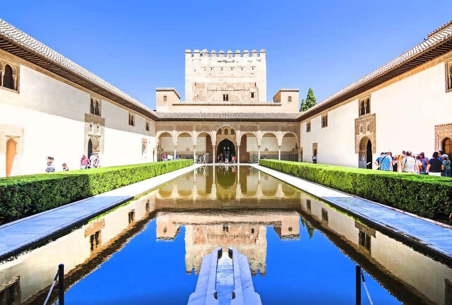Granada: Alhambra, Nasrid Palaces & Gardens guided Tour - What the guides add to the visit