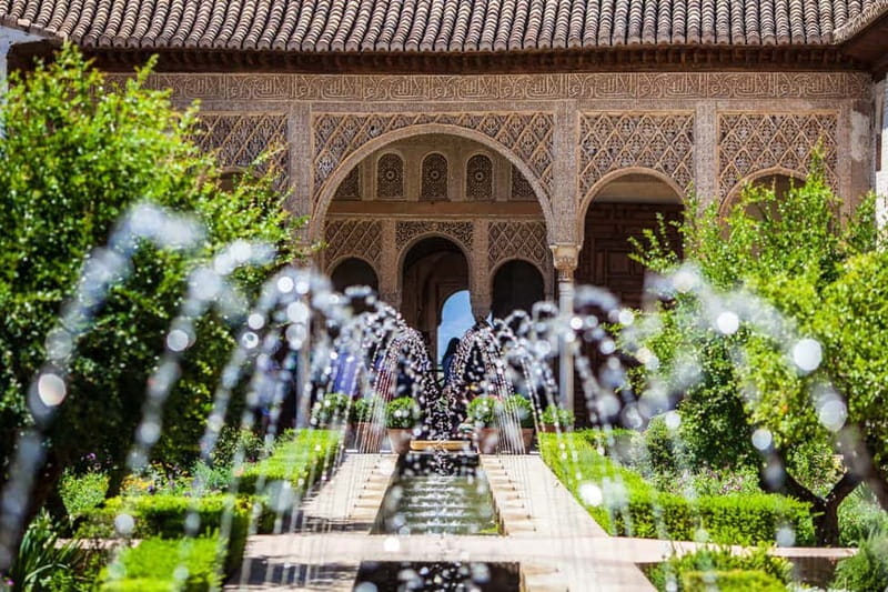 Granada: Gardens of the Alhambra and Generalife Regular Tour - What this Alhambra tour really covers