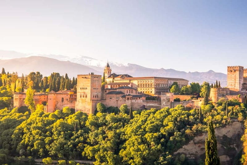 Granada: Gardens of the Alhambra and Generalife Regular Tour - How strong are the guides?