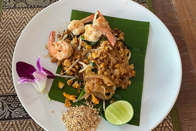 Half day Thai cooking Class + Market tour+Garden tour - The market stop at Mae Somchit Kata Fresh Market
