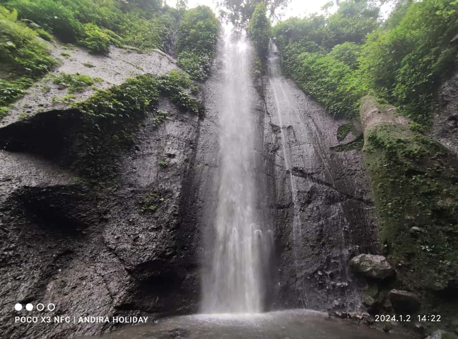 Jakarta : Botanical Garden, Waterfalls, and Rice Fields Tour - Following the river to Curug Nangka