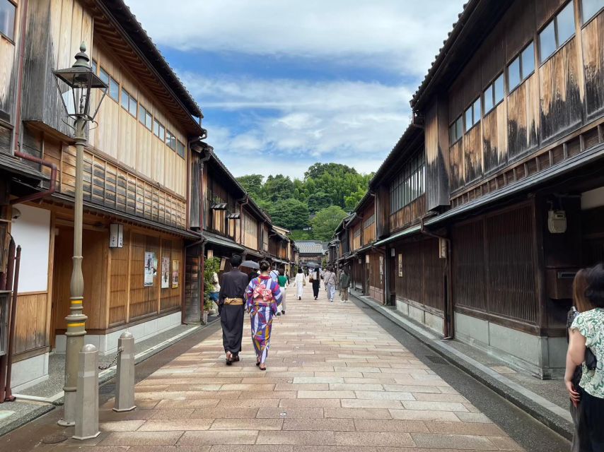 Kanazawa: Samurai, Matcha, Gardens and Geisha Full-Day Tour - Oyama Shrine and a gate between two eras