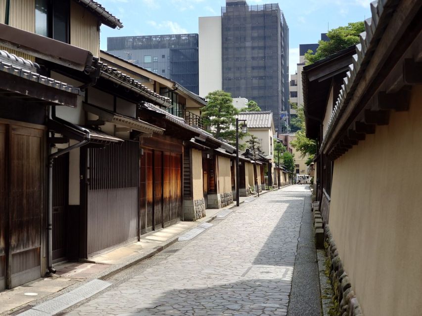 Kanazawa: Samurai, Matcha, Gardens and Geisha Full-Day Tour - Matcha at Gyokusen-an, with a possible change of venue