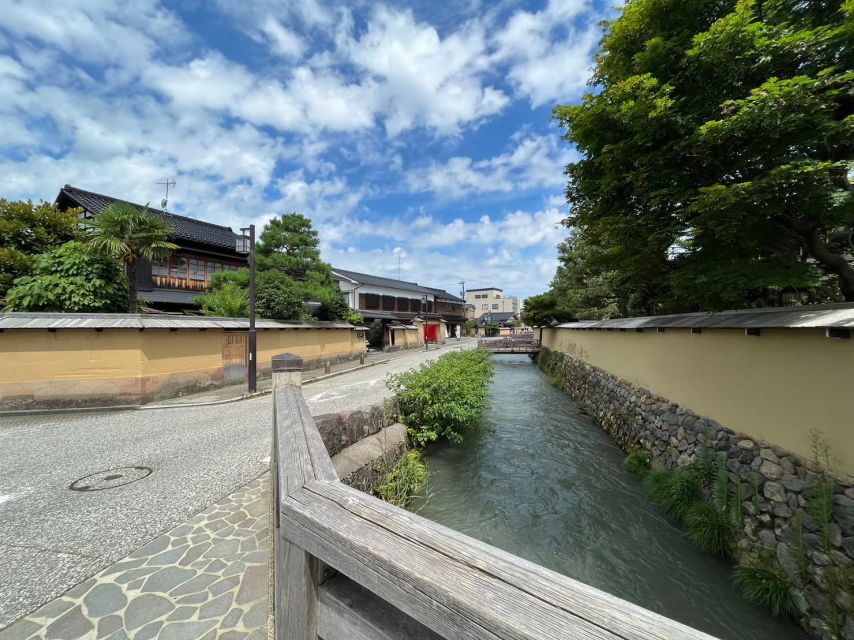 Kanazawa: Samurai, Matcha, Gardens and Geisha Full-Day Tour - Higashi-chaya and the red tea-house streets