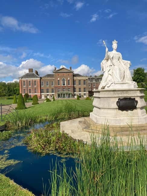 London: VIP Kensington Palace Gardens Tour & Royal High Tea - How the guides shape the experience