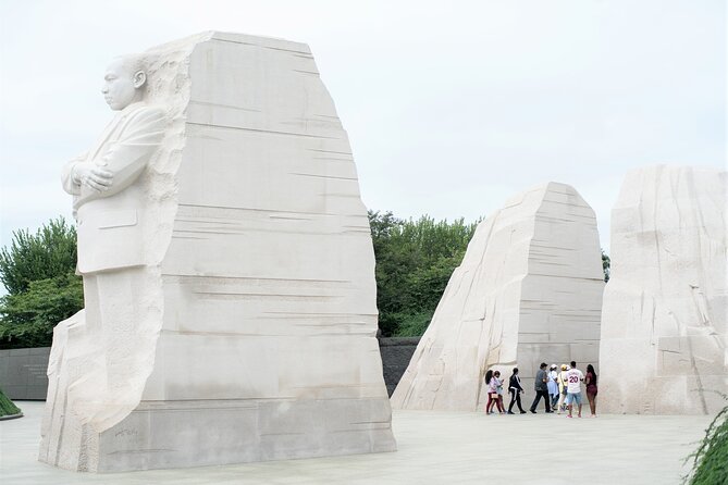 National Mall & Cherry Blossoms Tour with Optional Museum Tickets - Guides, vehicles, and the pace of the morning